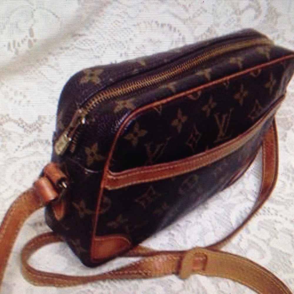 Authentic, Louis Vuitton Mono Leather Trocadero - Picture 6 of 8